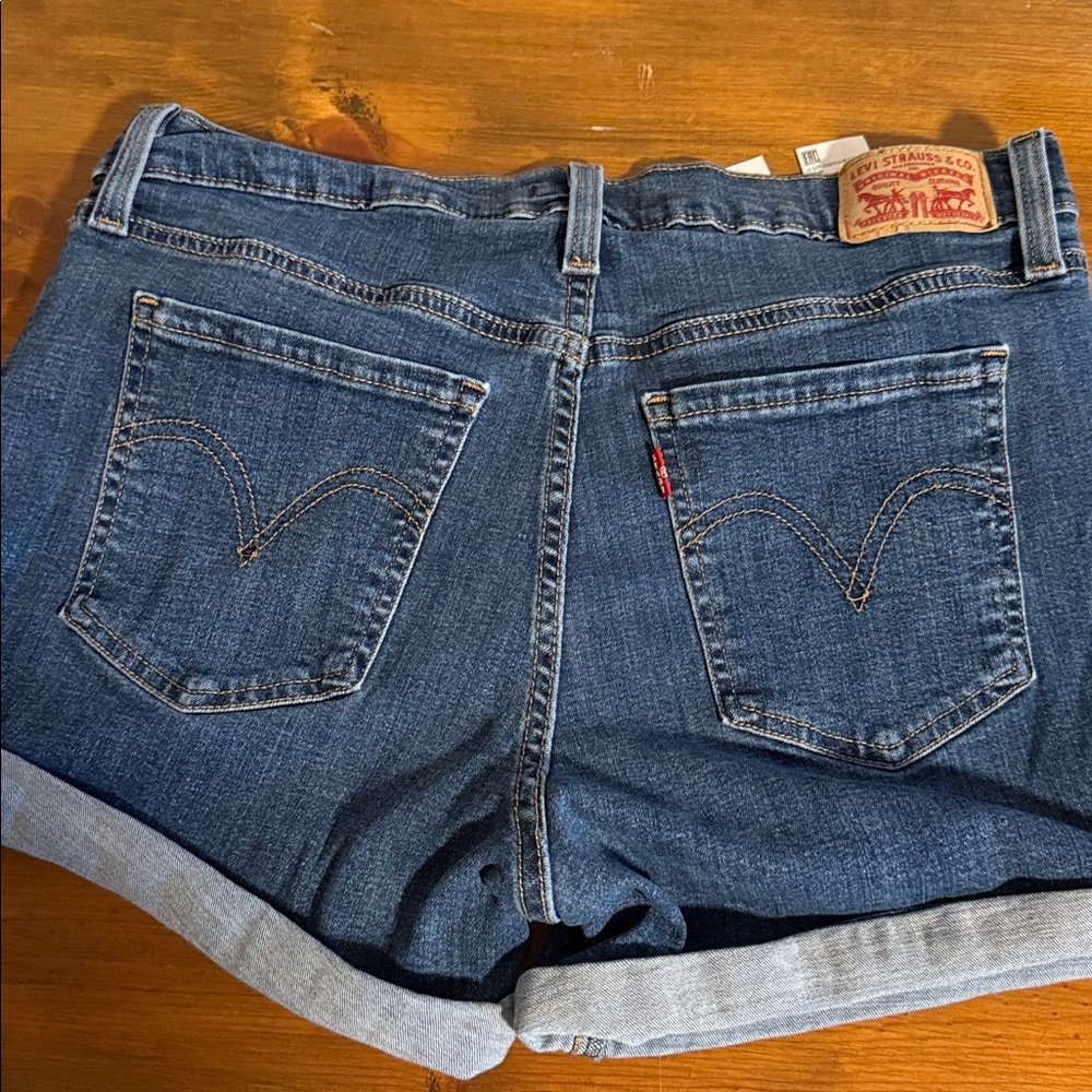Levis Shorts Womens 31 Medium Wash Stretch Mid Rise Mid Length Denim Jean